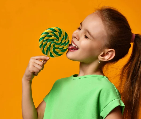 幸せな若い小さな子女の子子供甘いロリーポップ キャンディーをなめる — ストック写真