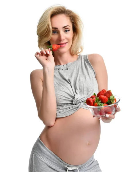Piękna kobieta w ciąży z wielkim brzuchem jeść strawberrie — Zdjęcie stockowe