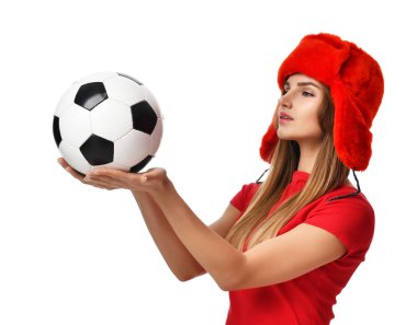 Fan spor kadın oyuncu kırmızı üniforma ve Rus kış şapka tutun futbol topu kutlayarak 