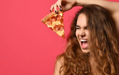 Dilim biberli pizza gülmekten çığlık olan güzel kadın