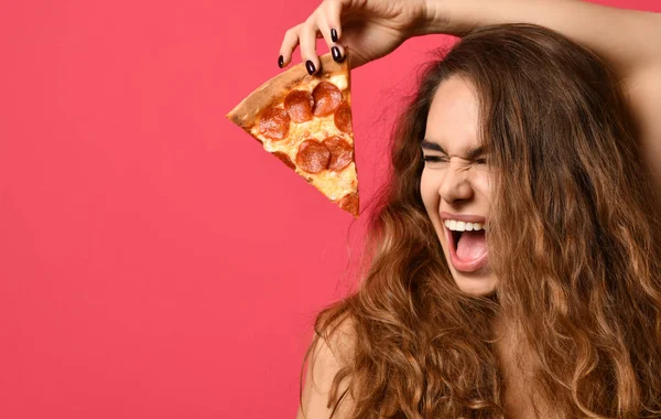 Giovane bella donna con fetta di pizza salame piccante urlando ridendo — Foto Stock