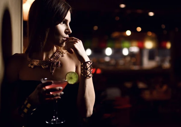 Hermosa mujer morena moda sexy en restaurante interior caro bebida martini cóctel cosmopolita — Foto de Stock