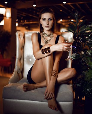 Güzel seksi moda pahalı iç Restoran içki martini cosmopolitan kokteyl esmer kadın 