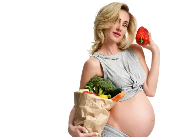 Donna incinta tenere borsa piena di verdure biologiche dal negozio di alimentari. Aspettativa di maternità gravidanza alimentazione sana e concetto di controllo del peso — Foto Stock