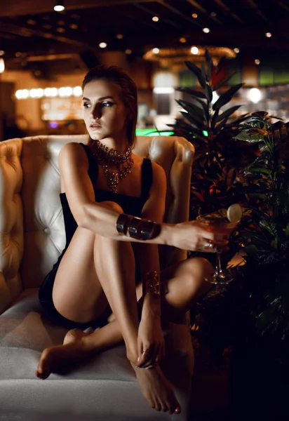 Hermosa mujer morena moda sexy en restaurante interior caro bebida martini cóctel cosmopolita — Foto de Stock