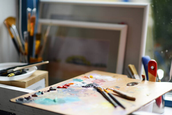 Кисти масляной краски для рисования картины на холсте
