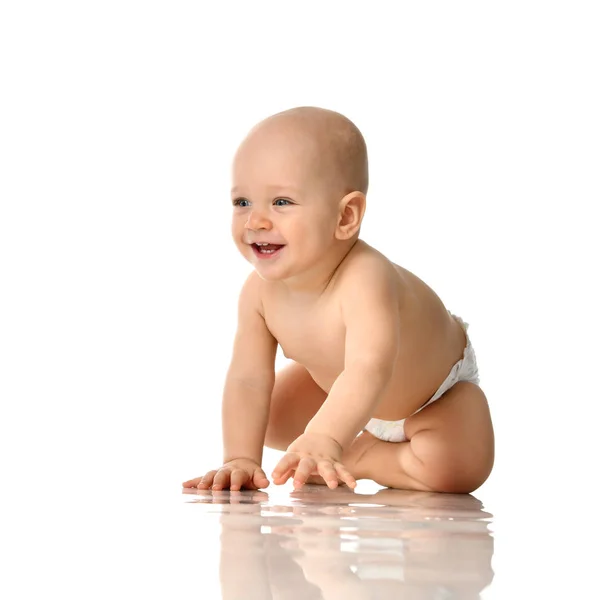 Niño niño pequeño niño sentado desnudo en pañal gatear feliz sonriendo aislado —  Fotos de Stock