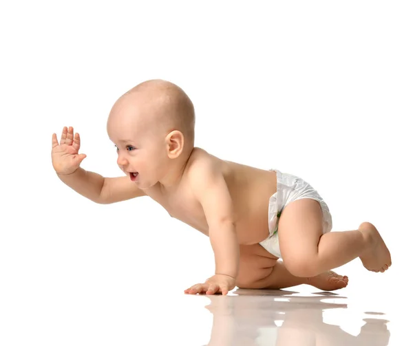 Niño niño pequeño niño sentado desnudo en pañal gatear feliz sonriendo aislado —  Fotos de Stock