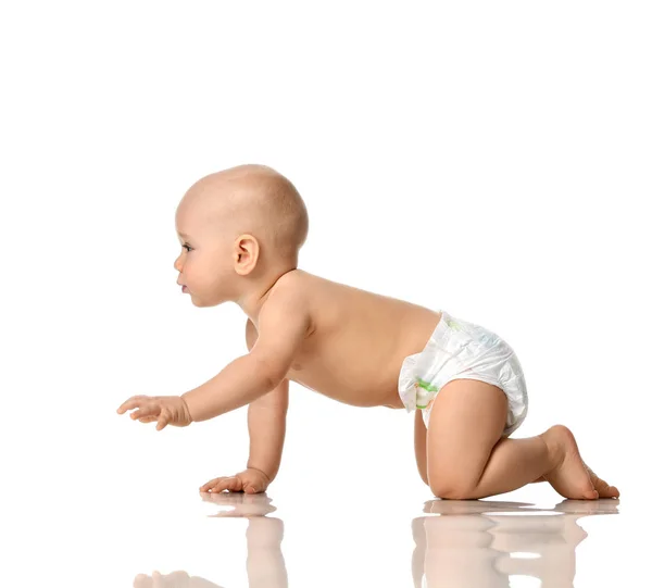 Criança infantil menino criança sentada nua na fralda rastejar feliz sorrindo isolado — Fotografia de Stock