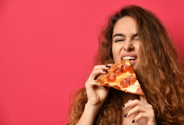 Dilim biberli pizza gülmekten çığlık olan güzel kadın