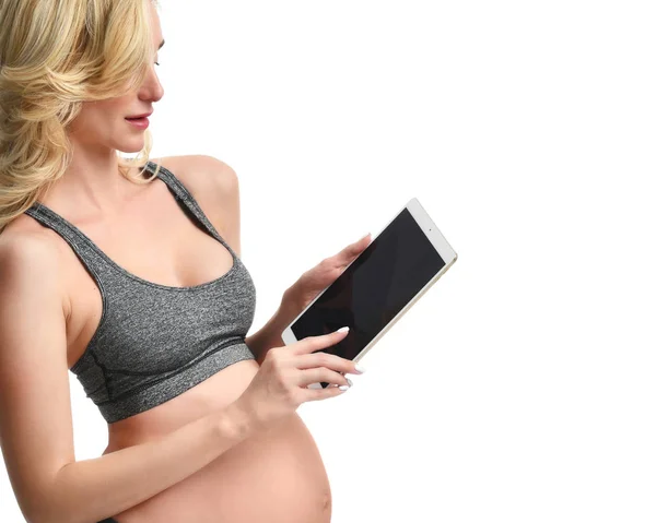 Vacker gravid kvinna med stor mage använder graviditet moderskap förväntan program att skriva på digitala tablett pad — Stockfoto