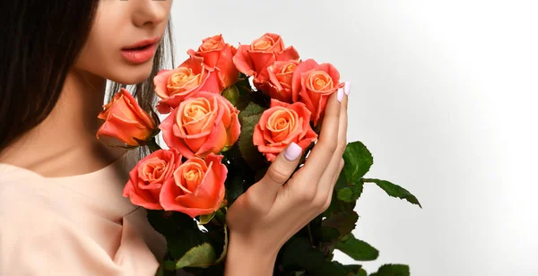 Mulher bonita com flores de rosas de buquê com espaço de cópia de texto vazio — Fotografia de Stock