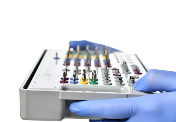 Стоматолог руки держать медицинский имплантат набор инструментов — стоковое фото