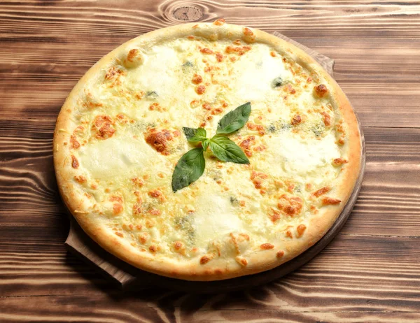 Pizza caliente grande de margarita de cuatro quesos con queso derretido — Foto de Stock