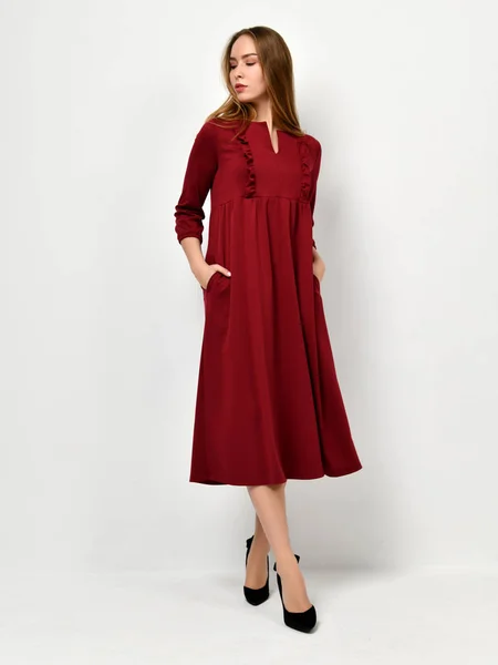 Joven hermosa mujer posando en el nuevo vestido de invierno patrón rojo de moda — Foto de Stock