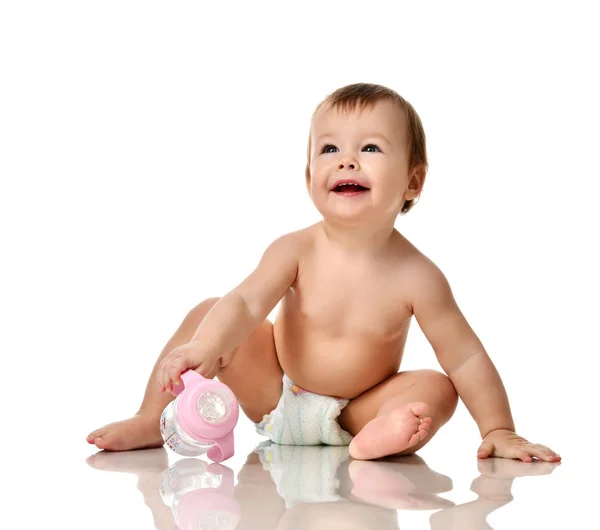 Hermosa niña bebé niño sentado en pañal con botella de agua — Foto de Stock