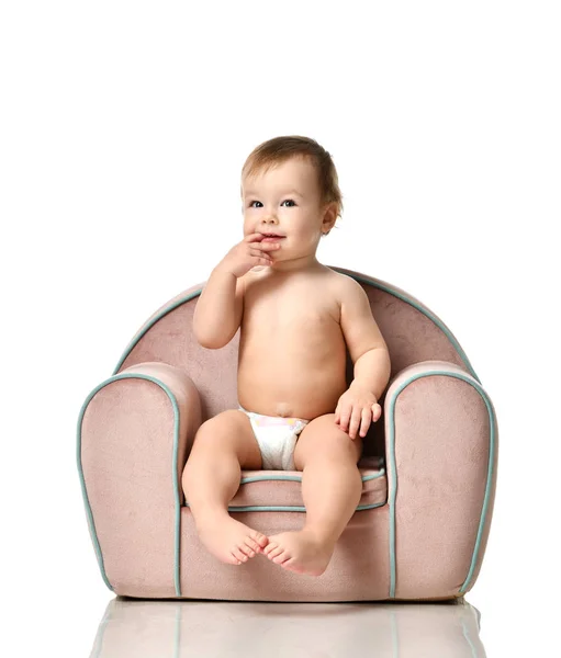 유아 아동 아기 여자 아이 유아 기저귀에 약간 안락의 자의 자에 앉아 — 스톡 사진