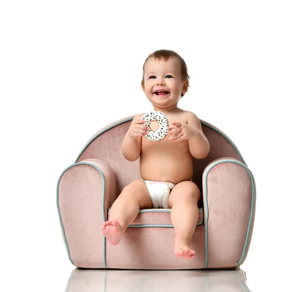 Nyfödda barn baby flicka kid småbarn i blöjan sitter i lilla fåtölj stol — Stockfoto