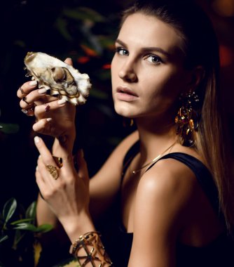 Güzel seksi moda esmer kadın pahalı iç restoranda yemek istiridye ve yalamak bir parmak