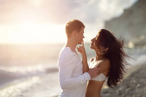 Recém-casados feliz jovem casal abraçando desfrutar lua de mel praia oceano por do sol durante a viagem — Fotografia de Stock