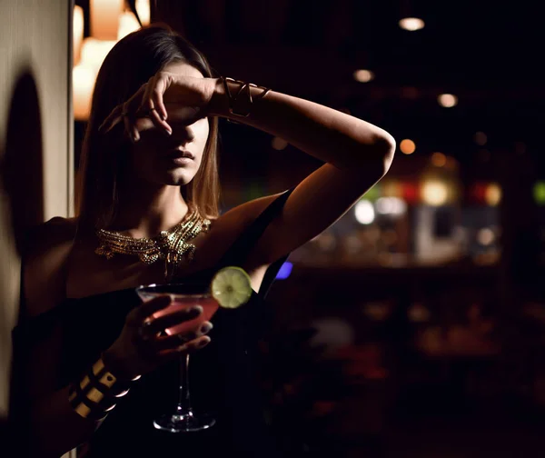 Hermosa mujer morena moda sexy en restaurante interior caro relajarse con martini cóctel cosmopolita —  Fotos de Stock