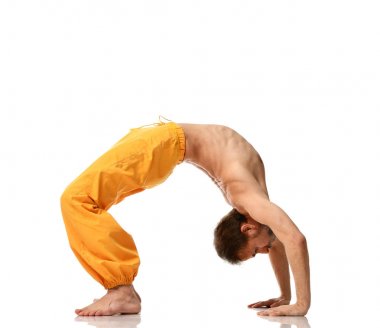 Pratik yoga sarı pantolon spor germe egzersizleri yapıyor adamım 