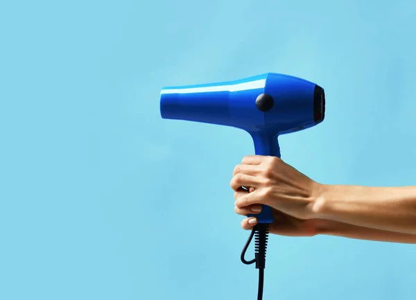 Kadın mavi saç kurutma makinesi-Tamam — Stok fotoğraf