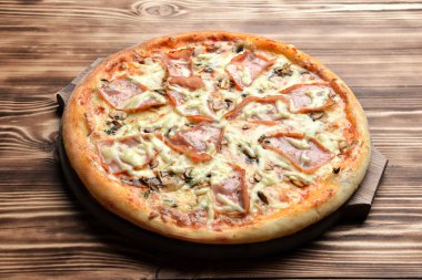 Sıcak büyük pizza jambon ve peynir pastırma domates erime mantar ile