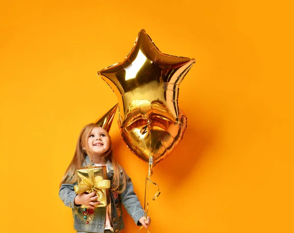 Tre anni ragazza bambino bambino con oro presenta palloncini e cappellino di compleanno che celebra — Foto Stock