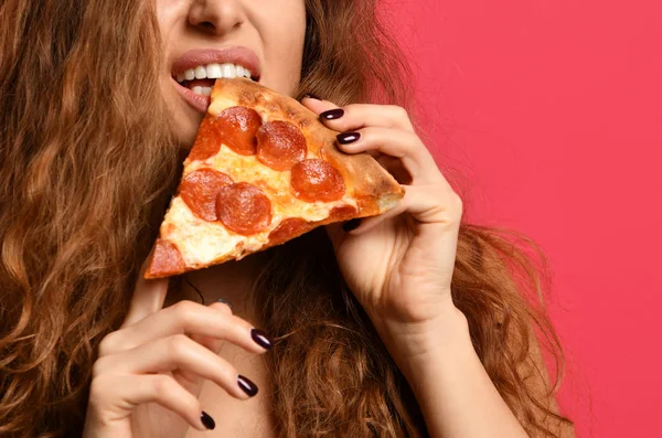 Giovane bella donna con fetta di pizza salame piccante urlando ridendo — Foto Stock