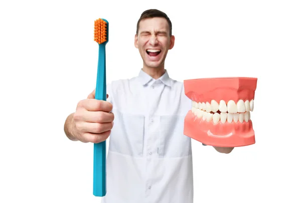 Zęby duże manekina i dentysta lekarz ze szczoteczka do zębów krzyczeć, wrzeszczeć — Zdjęcie stockowe