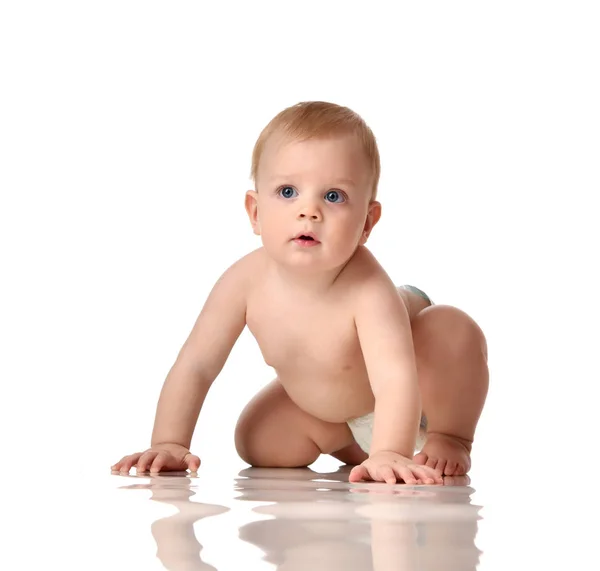 Nyfödda barn pojke småbarn sitter naken i blöja crawl glada leende isolerade — Stockfoto