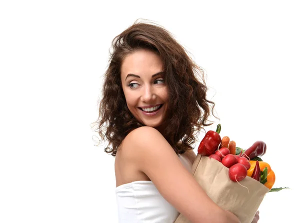 Jovem segurando saco de compras de papel de supermercado cheio de legumes frescos. Conceito de alimentação saudável — Fotografia de Stock