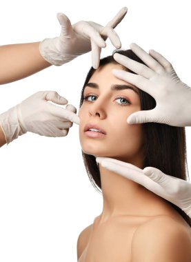 Güzel genç kadın yüz plastik cerrahi ve doktor sonra tıbbi eldiven eller