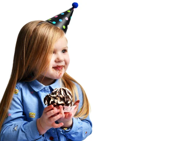 3 년 여자 아이 먹는 달콤한 초콜릿 케이크 생일 모자 절연에 축 하 — 스톡 사진