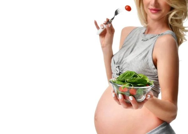 Mulher grávida segurar salada orgânica. Gravidez maternidade expectativa alimentação saudável — Fotografia de Stock