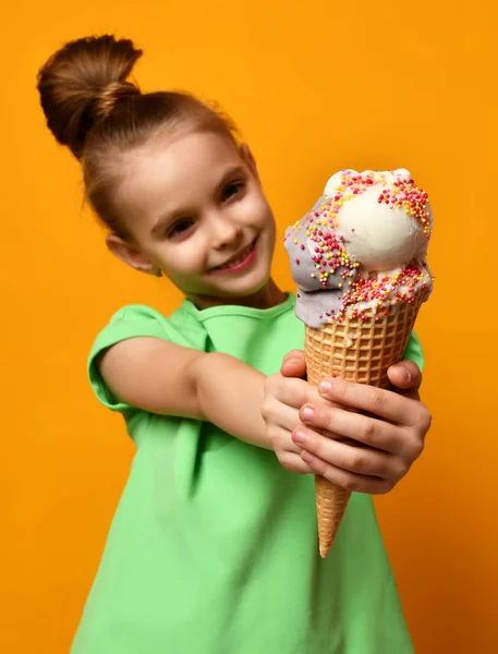 Bastante bebé niña comiendo plátano lamiendo y helado de chocolate en gofres cono —  Fotos de Stock