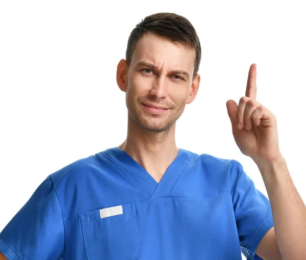 Retrato del dentista médico sonriente recomendando la nueva forma de tratamiento mostrando un dedo hacia arriba signo — Foto de Stock