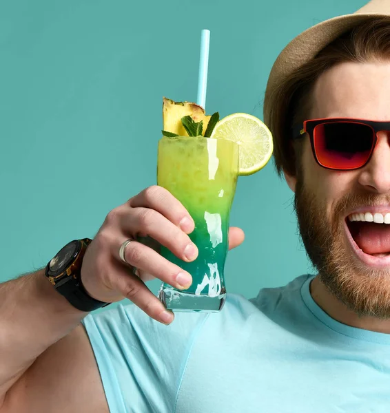 Joven con sombrero y gafas de sol rojas celebrar cóctel bebida jugo feliz gritando —  Fotos de Stock