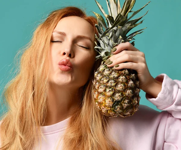 Giovane felice bella donna sexy posa ridendo con frutta ananas — Foto Stock