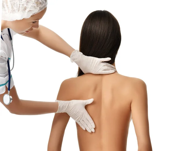 Doctor investigación paciente columna vertebral escoliosis deformidad dolor de espalda hacer masaje —  Fotos de Stock