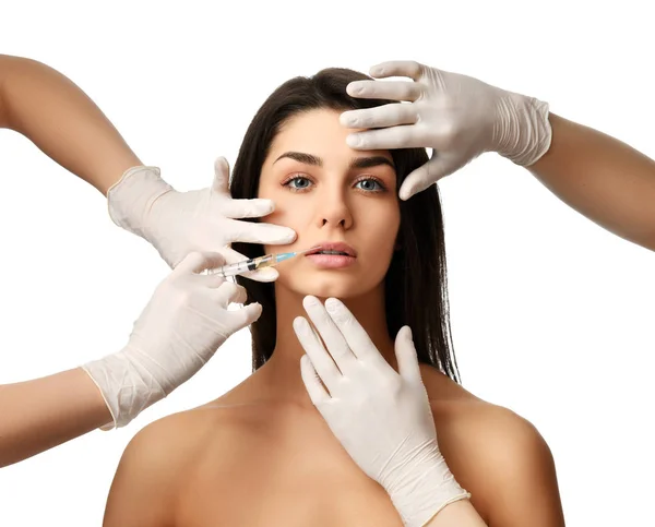 Пластична хірургія концепція краси молода брюнетка жінка обличчям і рука лікаря в рукавичці з шприцом — стокове фото