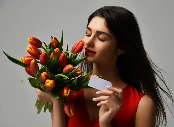 美丽的妇女香味花束的郁金香红色礼服和小贴纸在郁金香与自由空文本空间 — 图库照片