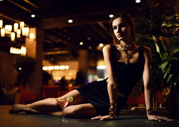 Hermosa mujer morena moda sexy en restaurante interior caro relajarse con martini cóctel cosmopolita — Foto de Stock