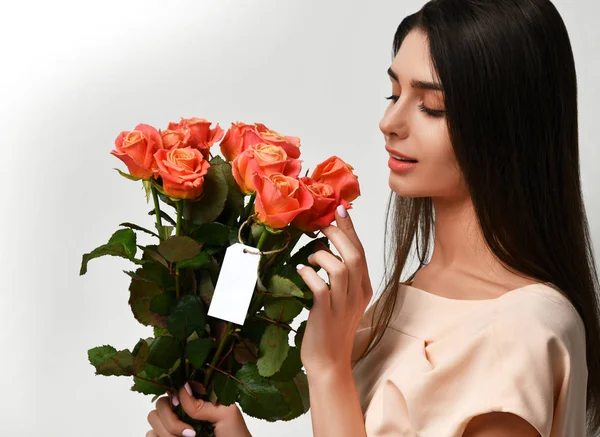Mooie vrouw met boeket rozen bloemen met lege tekst kopie ruimte — Stockfoto