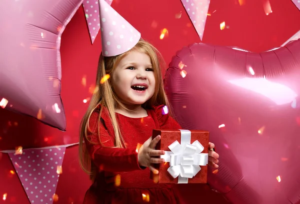 Adorabile bella ragazza con palloncini rosa e rosso regalo e cappello di compleanno — Foto Stock