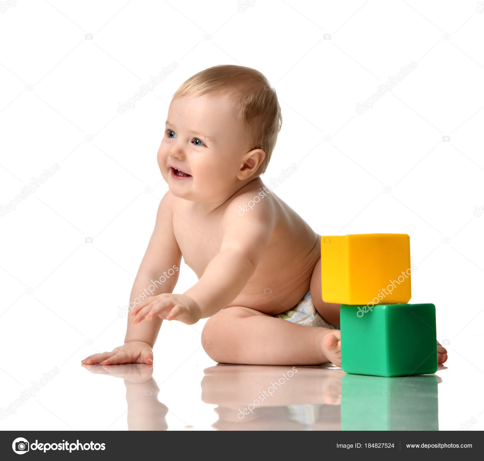 座って見上げる緑のブロック玩具とおむつの中の裸の幼児赤ちゃん男の子幼児 ストック写真 C Dml5050 座って見上げる緑のブロック玩具とおむつの中の裸の幼児赤ちゃん男の子幼児 ストック写真 C Dml5050