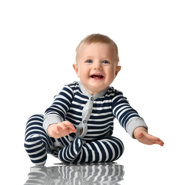 Bébé enfant garçon tout-petit dans le corps bleu avec des rayures assis heureux sourire — Photo