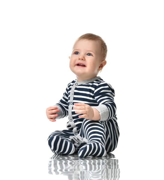 Bébé enfant garçon tout-petit dans le corps bleu avec des rayures assis heureux sourire — Photo