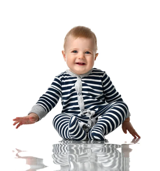 Kind kind jongen peuter in blauwe lichaam met strepen zit gelukkig lachend — Stockfoto